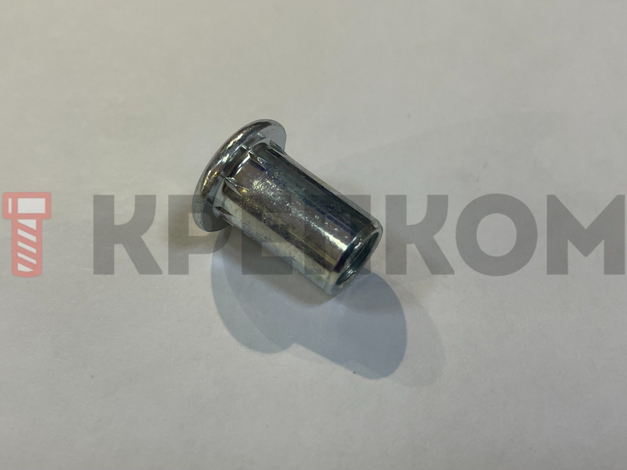 Гайка Эриксона  M8x16,5x15 мм с плоской головкой и стопорными насечками, оцинкованная сталь - фото