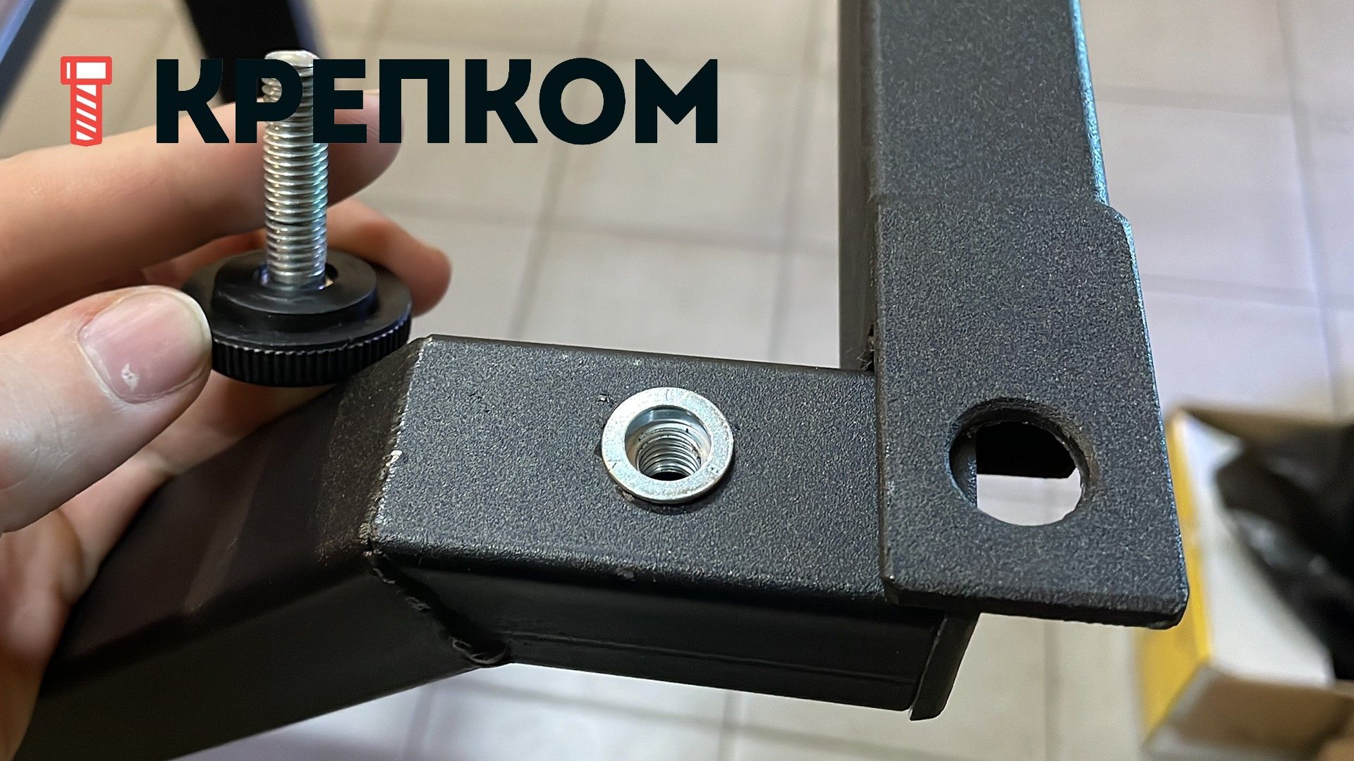 Резьбовая заклепка с потайным бортиком и насечками, оцинкованная сталь - фото