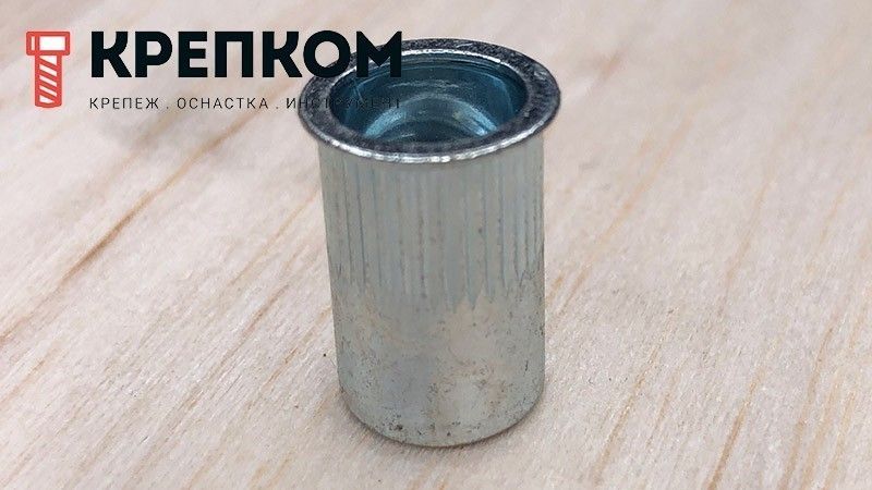 Резьбовая заклепка с уменьшенным бортиком и насечками, оцинкованная сталь - фото