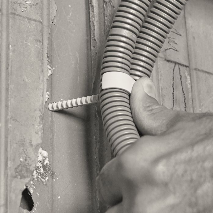 Дюбель-хомут вставной Т-образный с двойной скобой для кабелей 20-25 мм длина 55 мм Schnabl 12180 - фото