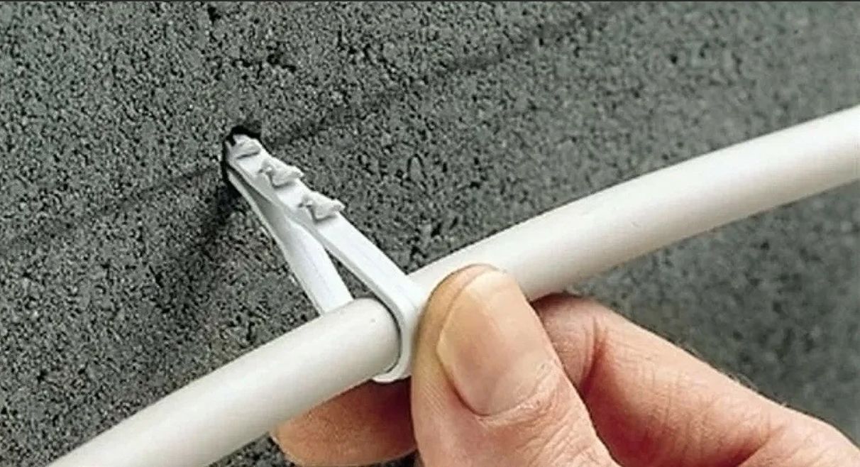 Крепеж для кабеля к потолку. Держатель/зажим кабеля для настенного кабель-канала abb 05765. Скобы для крепления кабеля ввг 5-4 к стене. Схема монтажа электропроводок в трубах. Дюбель хомут для кабеля 3х2.