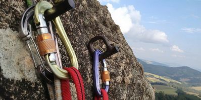 Выбор крепежа для альпинизма: инженерный гид по стандартам, материалам и фатальным ошибкам