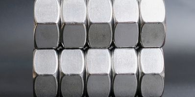 DIN 985 против DIN 980/6925: инженерный разбор, стандарты ISO 2320 и выбор гаек для вибраций, температуры и коррозии