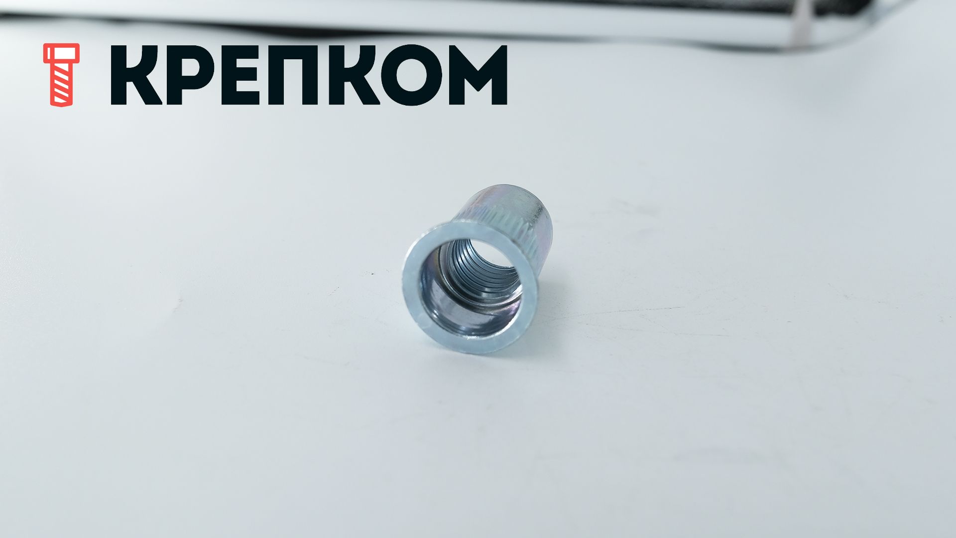 Резьбовая заклепка с потайным бортиком и насечкой, сталь - фото