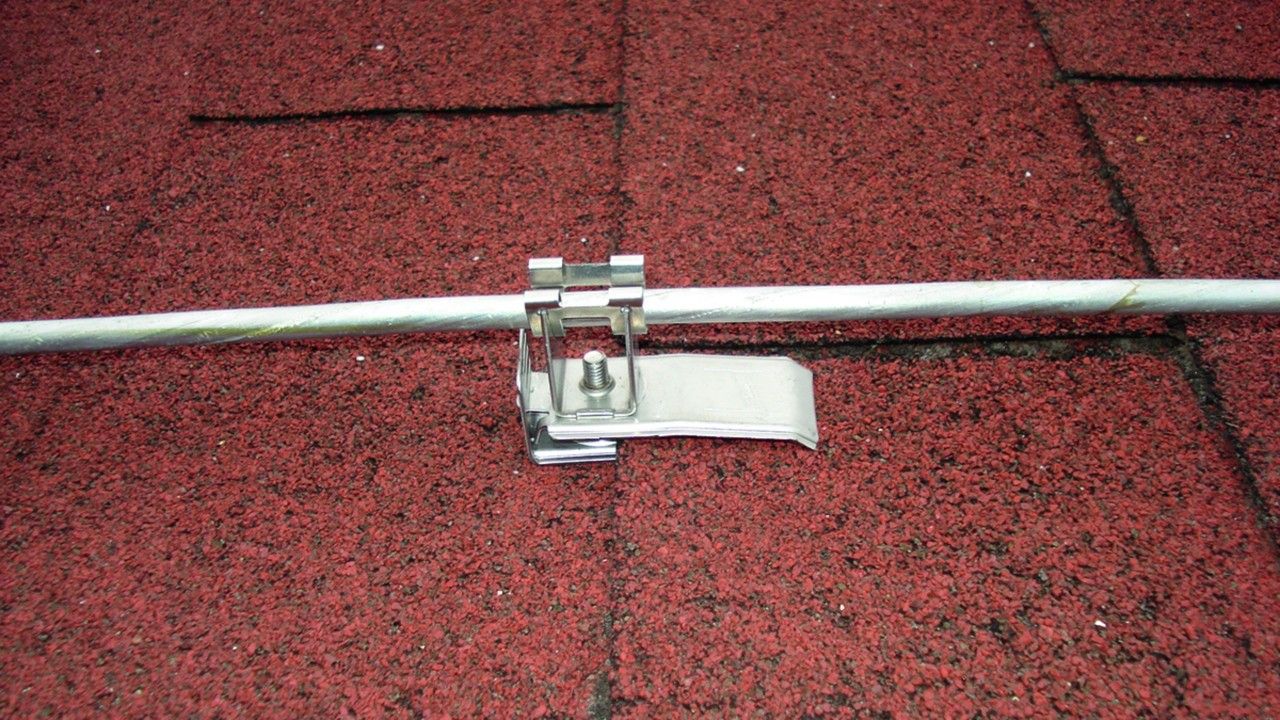 Держатель проводника на кровле, DEHNsnap, с зажимом PLATTENsnap, h=16 мм, Rd=8 мм DEHN 204069, серый пластик/нержавеющая сталь - фото