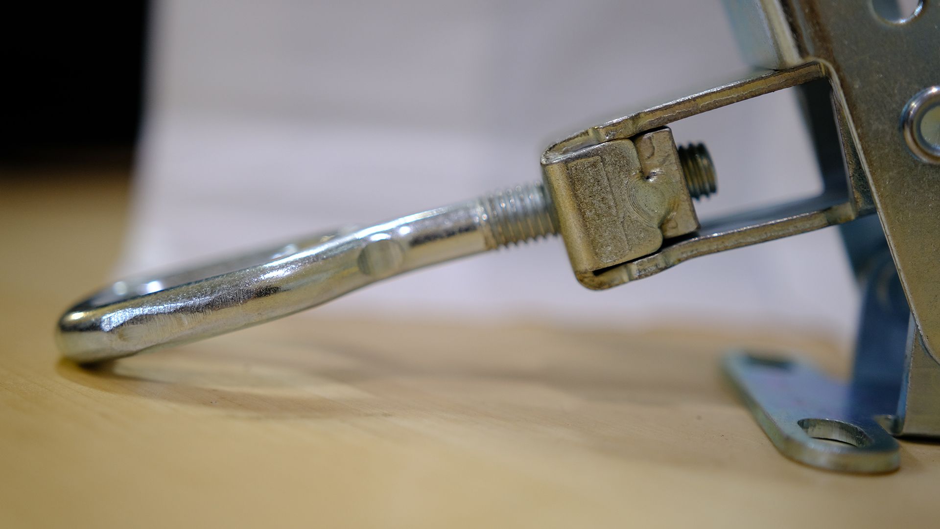 Замок-защелка регулируемый L=180 мм B79-2, оцинкованная сталь - фото