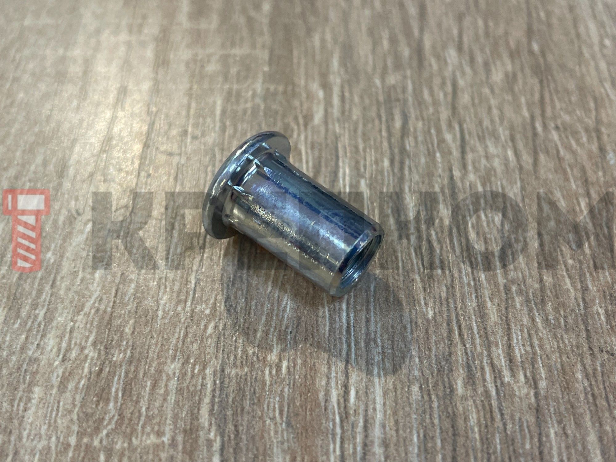 Гайка Эриксона  M8x16,5x15 мм с плоской головкой и стопорными насечками, оцинкованная сталь - фото
