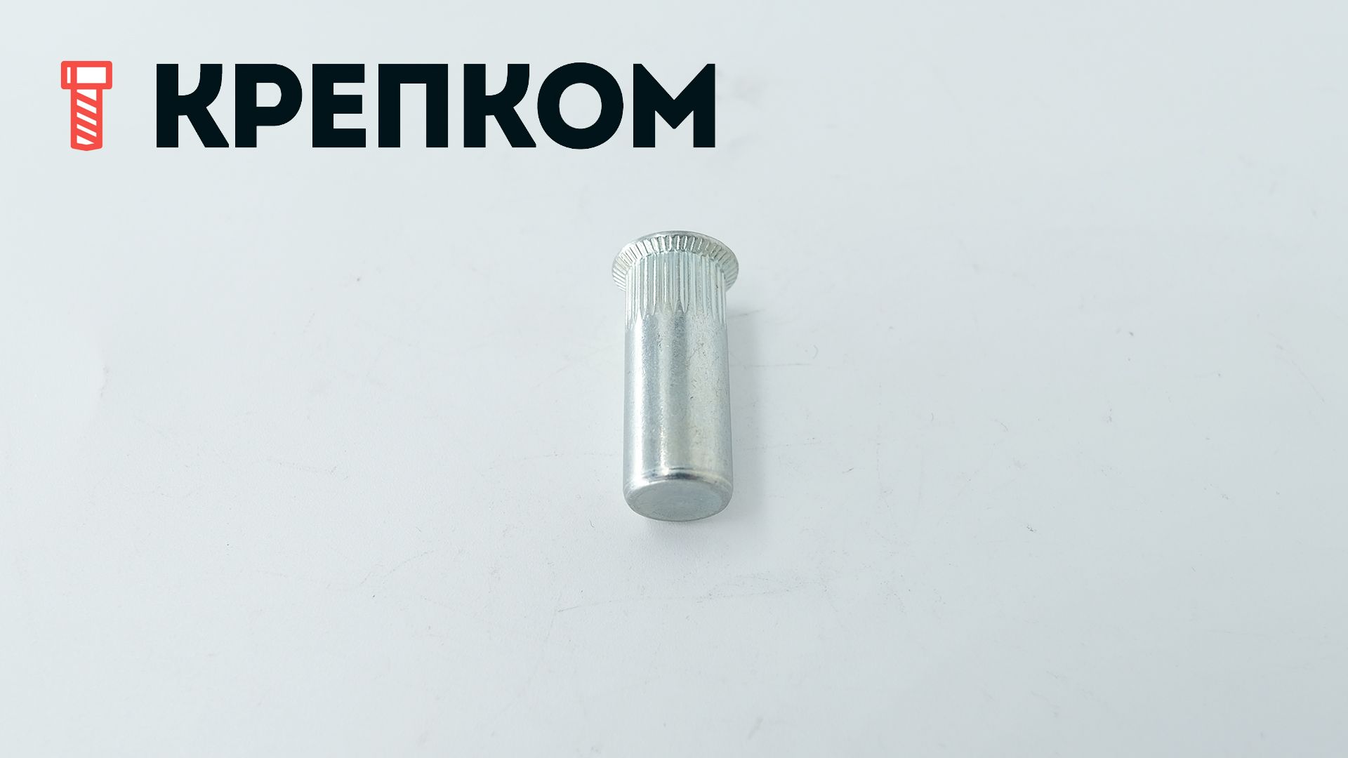 Резьбовая заклепка закрытая с потайным бортиком и насечками, сталь - фото