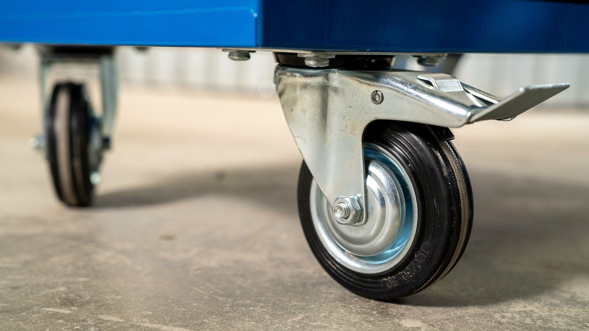 Колеса грузовой тележки - изображение