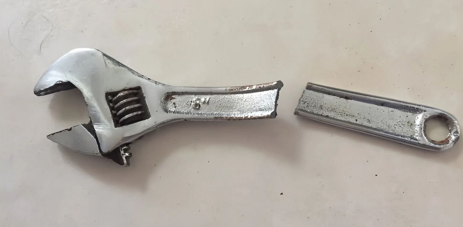 Сломанный разводной ключ - изображение