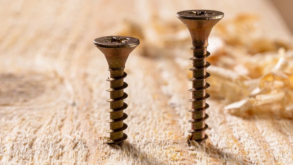Саморезы в дереве - изображение