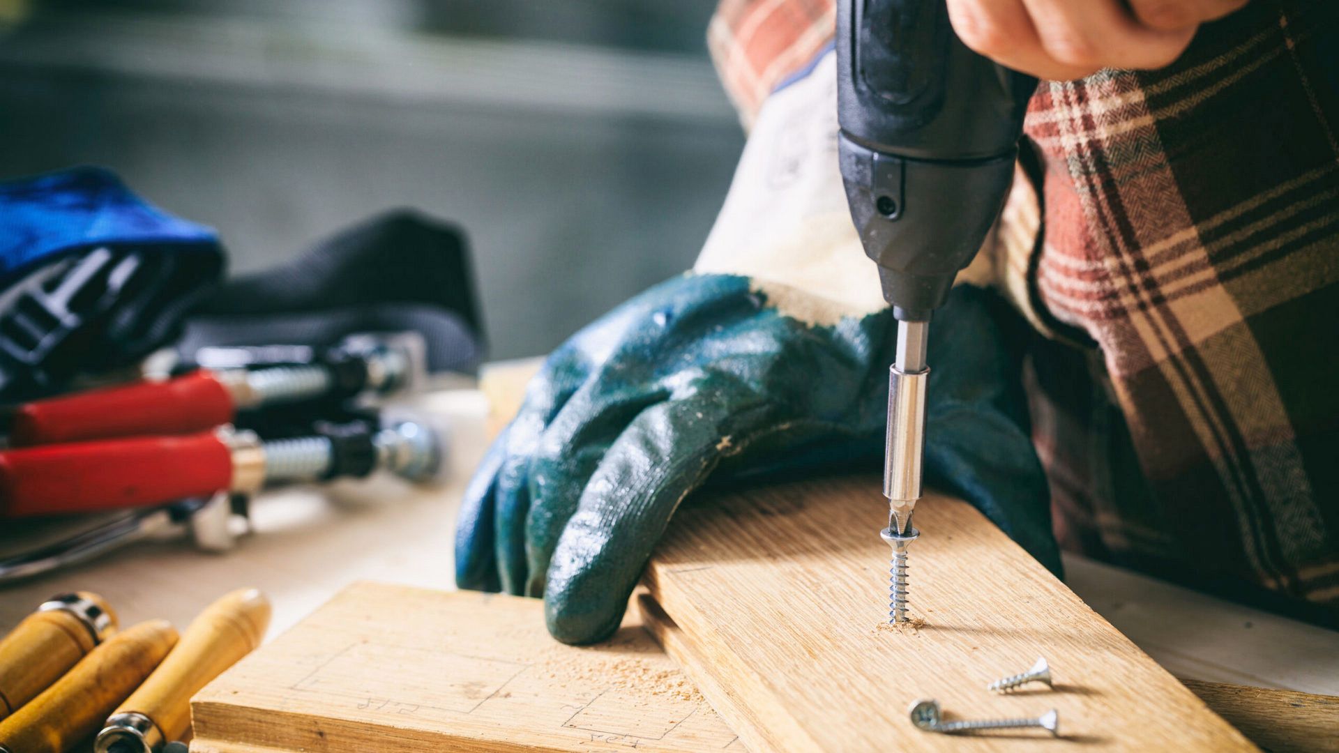 Работа с шуруповертом - изображение