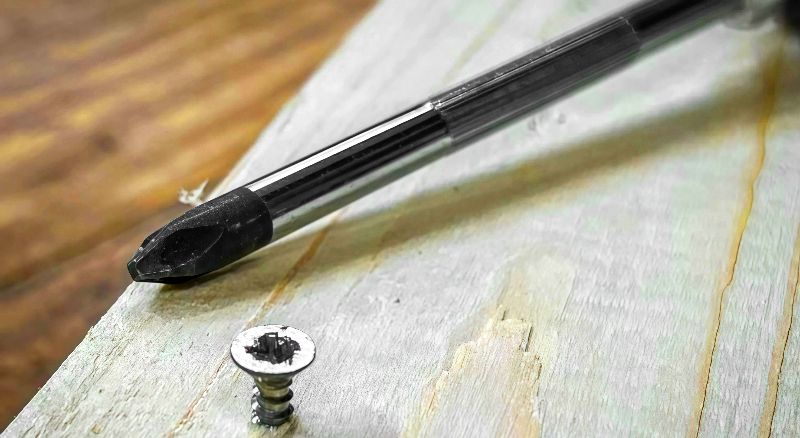 Сорванный шлиц самореза - изображение