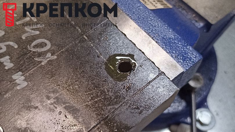 Сверление отверстия в стали 40X с использованием СОЖ - фото