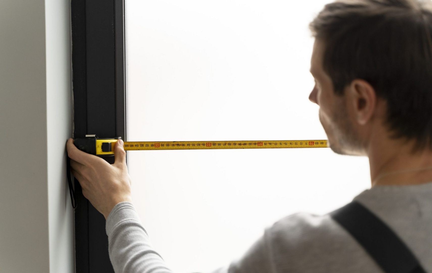 Правильная техника измерения внутреннего проема рулеткой - изображение