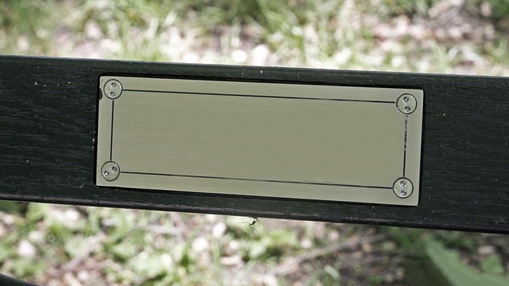 Крепление таблички на лавочку - изображение